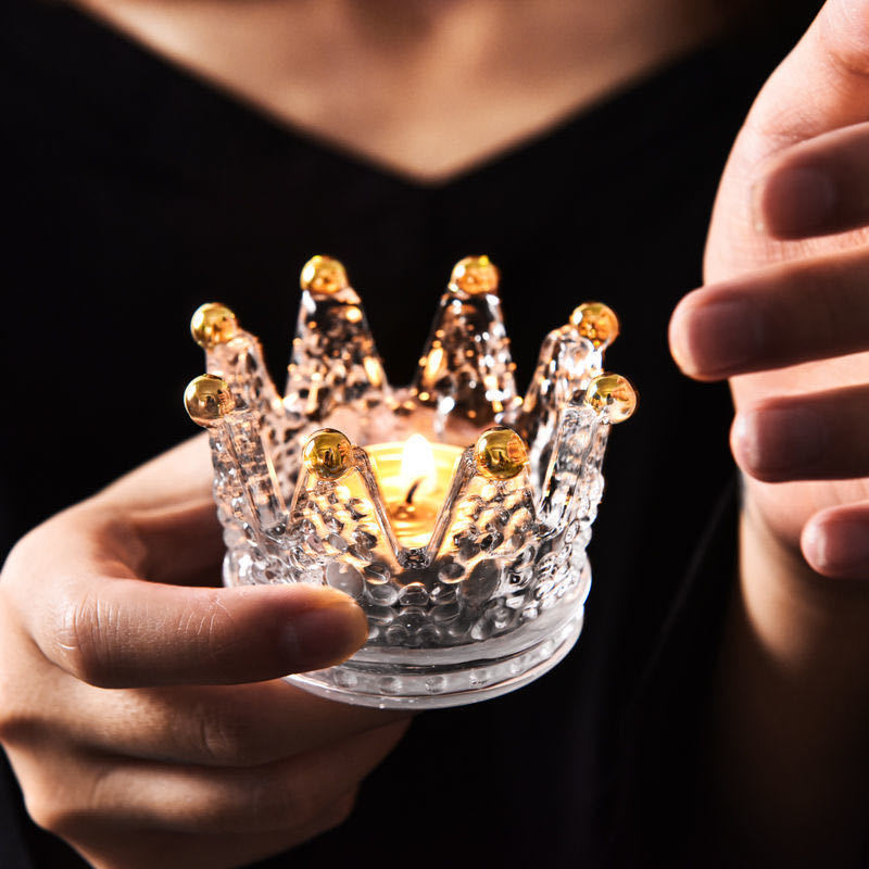 Candelabro de cristal con forma de corona dorada
