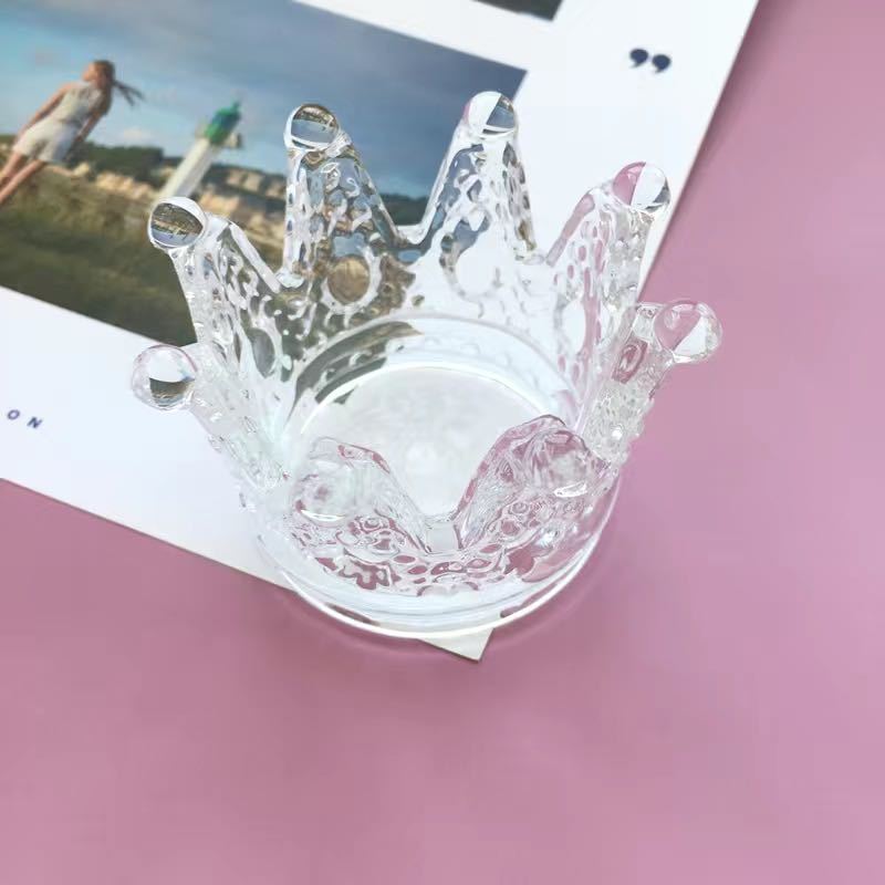 Candelabro de cristal con forma de corona dorada