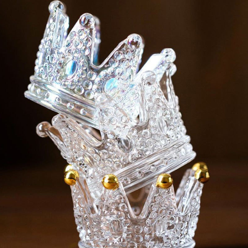 Candelabro de cristal con forma de corona dorada