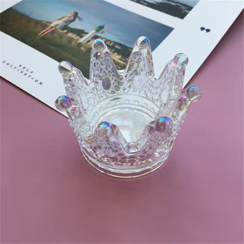Candelabro de cristal con forma de corona dorada