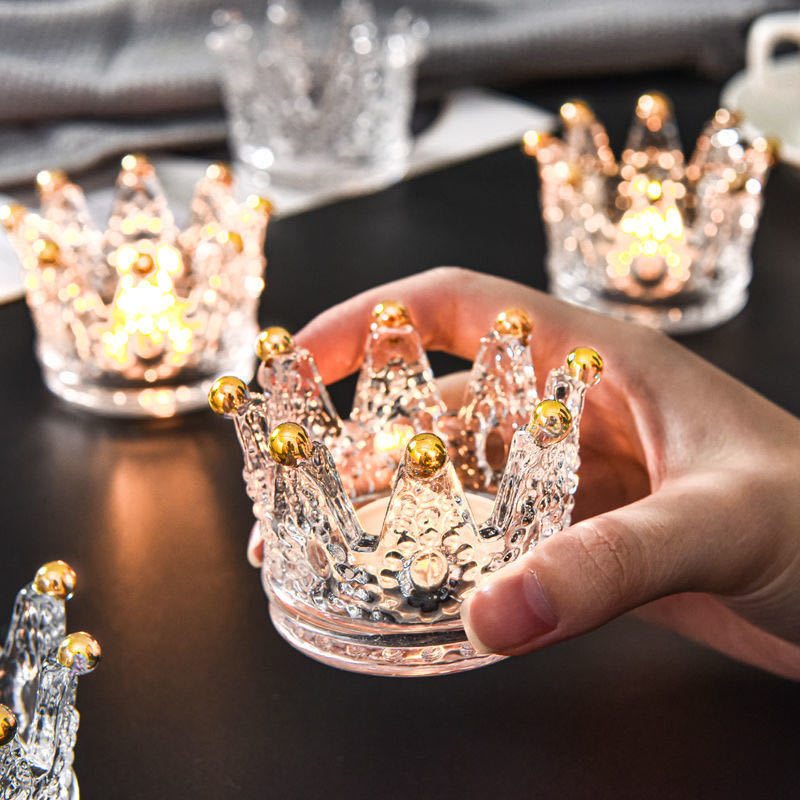 Candelabro de cristal con forma de corona dorada